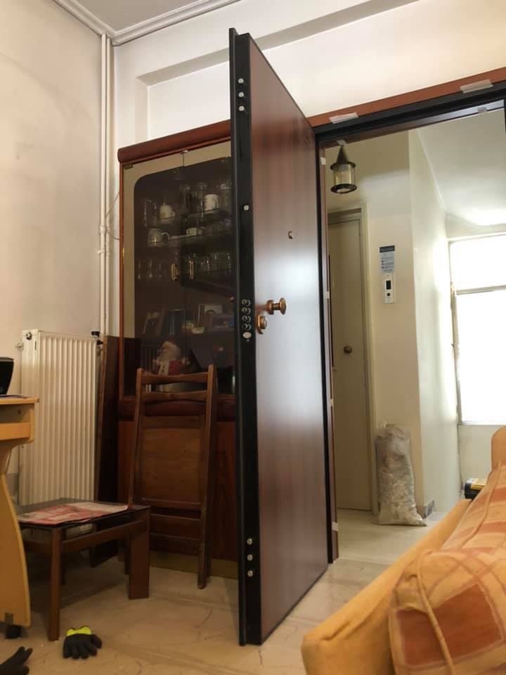 Τοποθέτηση πόρτας ασφαλείας — φωτογραφία 2